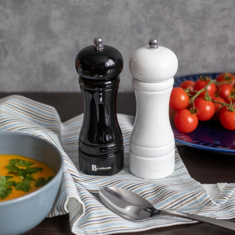 SET OF PEPPER AND SALT GRINDERS 2794