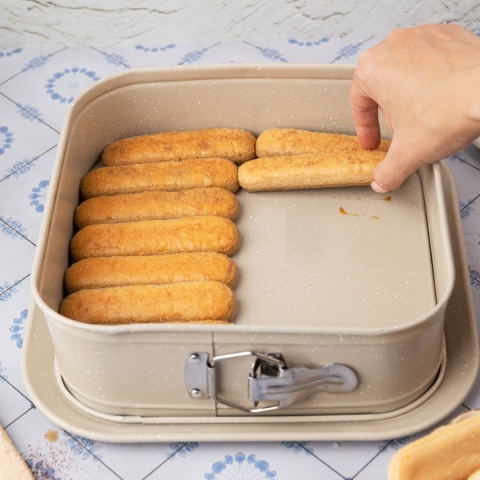 FORMA BLACHA KWADRATOWA ROZPINANA DO CIASTA 27,5x27,5cm KINGHOFF KH-1977